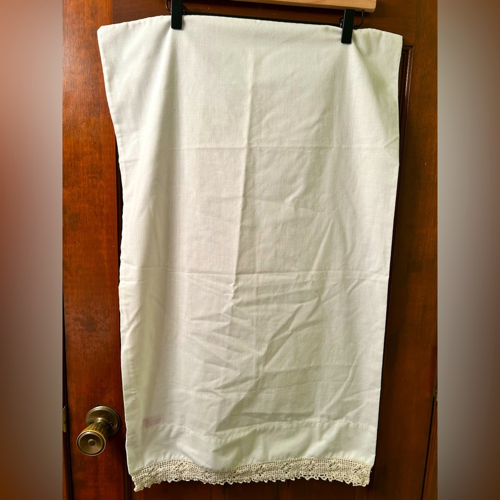 PERMA PREST VTG Muslin crochet edge pillow case. Measures 20x33 inches